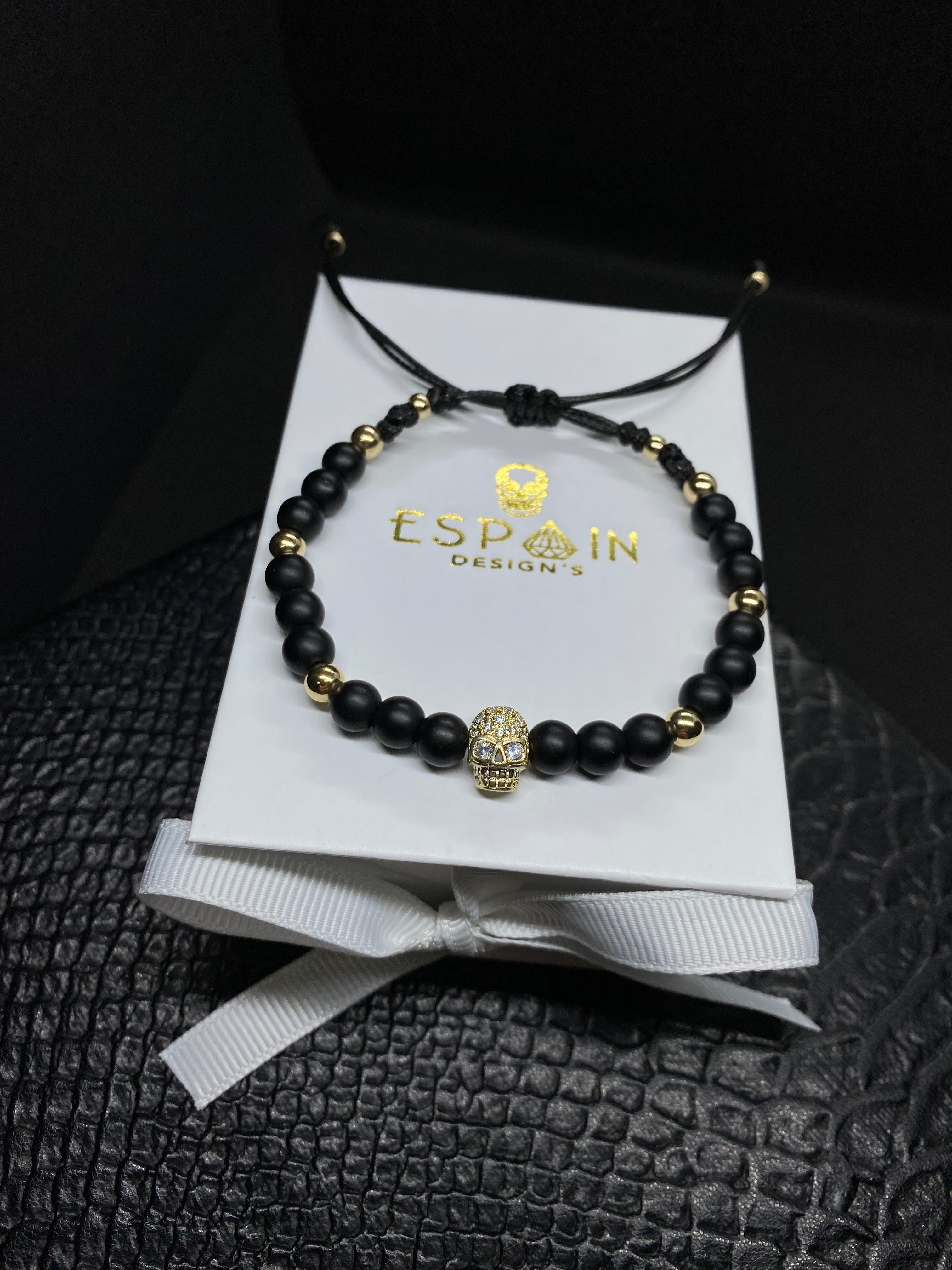 PULSERA DE PIEDRA ONIX BRILLANTE Y CALAVERA CHAPA 24K CON BOLITAS DE ORO REAL