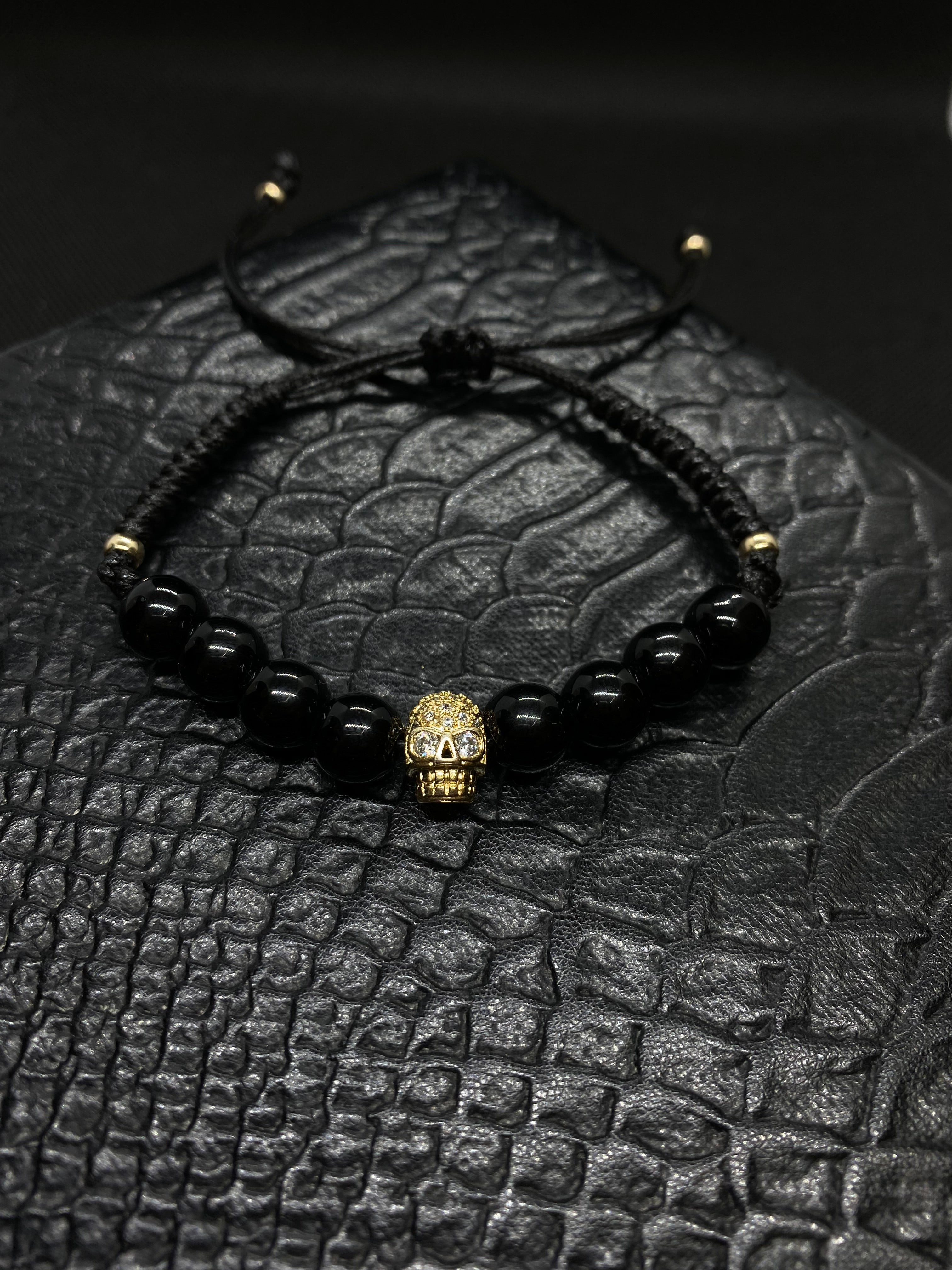 PULSERA PIEDRA ONIX CON CALAVERA CHAPA ORO 24K