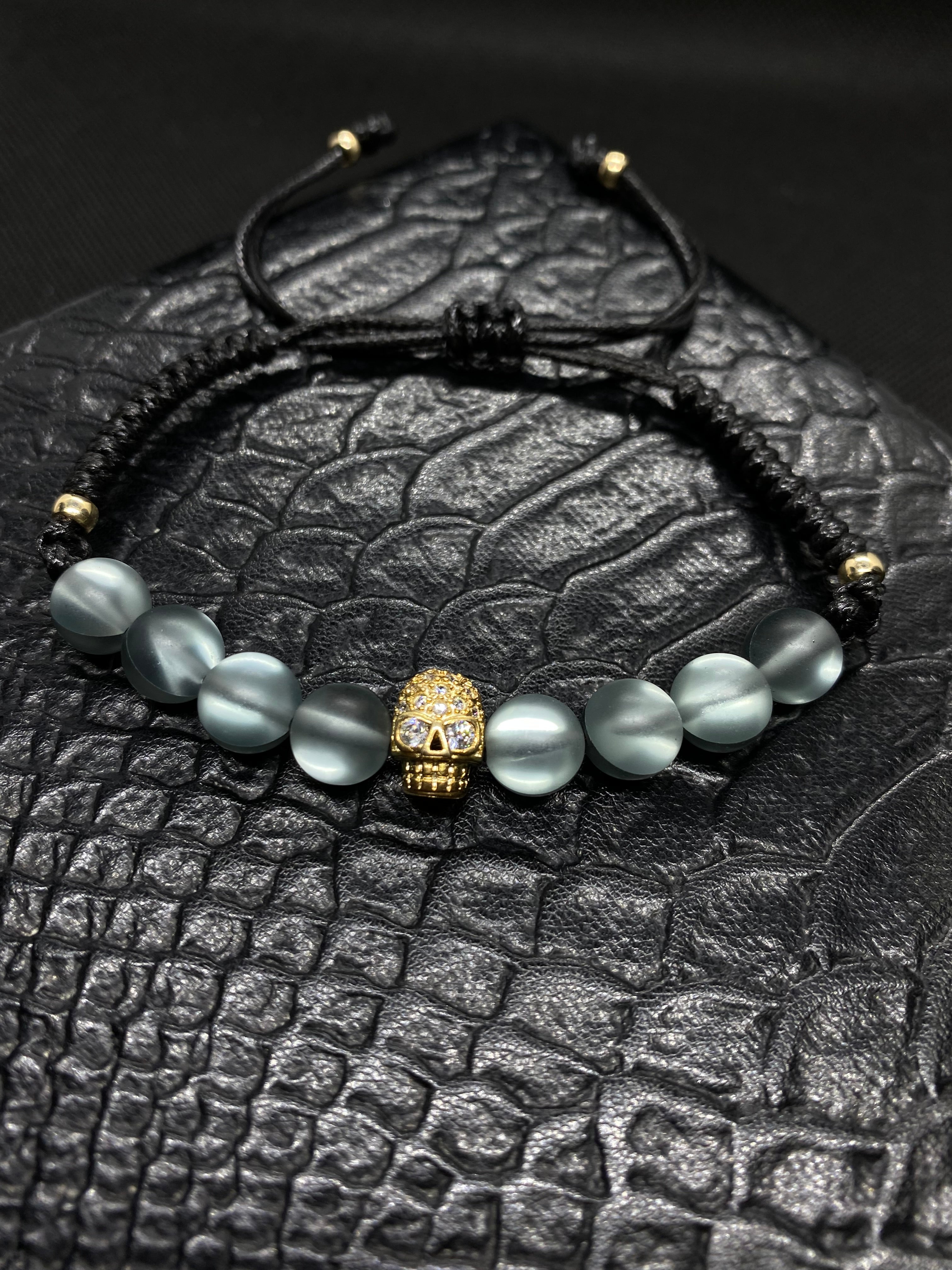 PULSERA CUARZO ELECTRIFICADO GRIS CON CALAVERA CHAPA ORO 24K