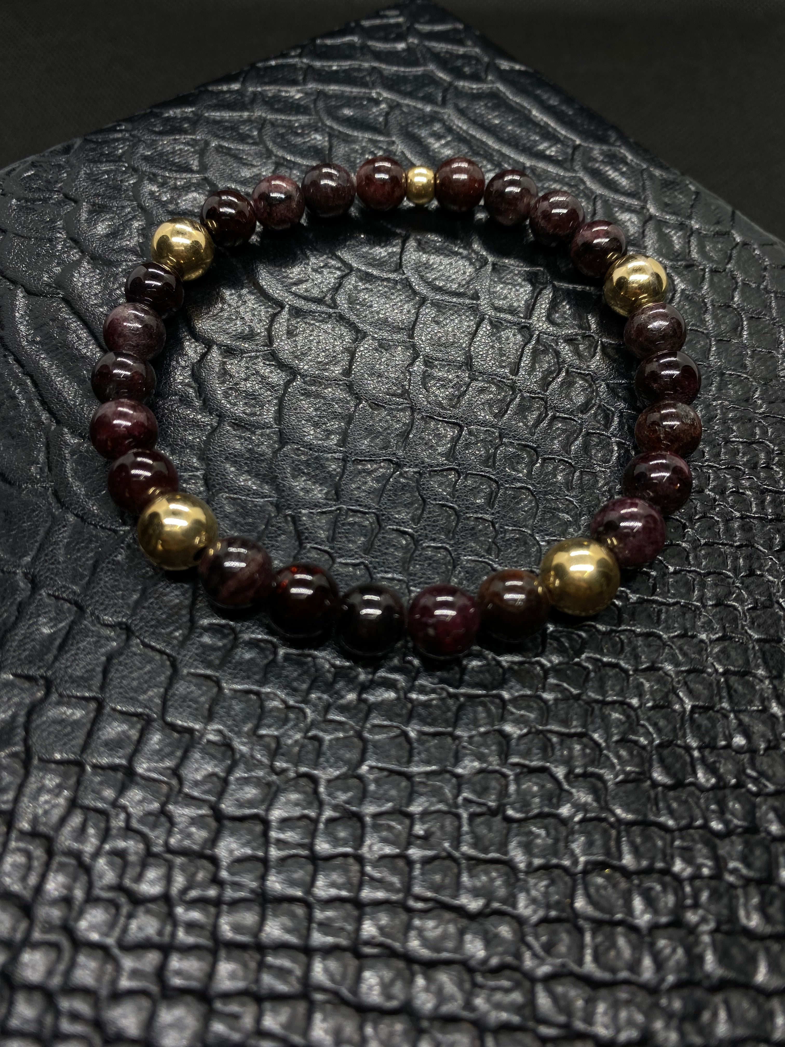 PULSERA LIMITADA DE PIEDRA GRANATE CON BOLITAS DE ORO REAL